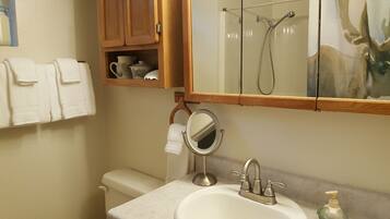 Duschwanne, umweltfreundliche Kosmetikartikel, Haartrockner, Handtücher