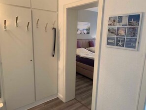 1 Schlafzimmer, Reisekinderbett, Bettwäsche