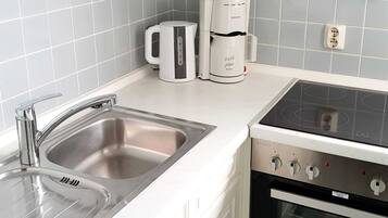 Réfrigérateur, micro-ondes, four, chaise haute