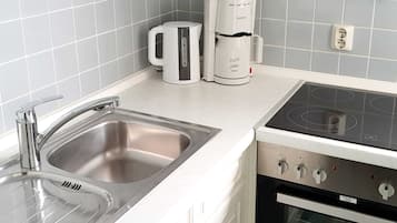 Een koelkast, een magnetron, een oven, een kinderstoel