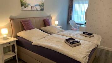 1 Schlafzimmer, Reisekinderbett, Bettwäsche