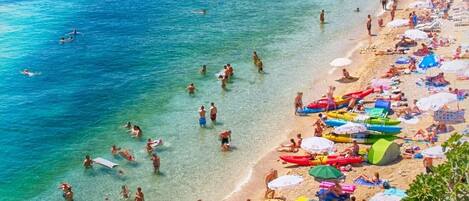 بالقرب من الشاطئ