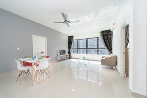 Klassiek appartement | Woonkamer | Een flatscreentelevisie