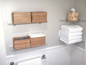 Ensemble douche/baignoire, sèche-cheveux, peignoirs, serviettes fournies