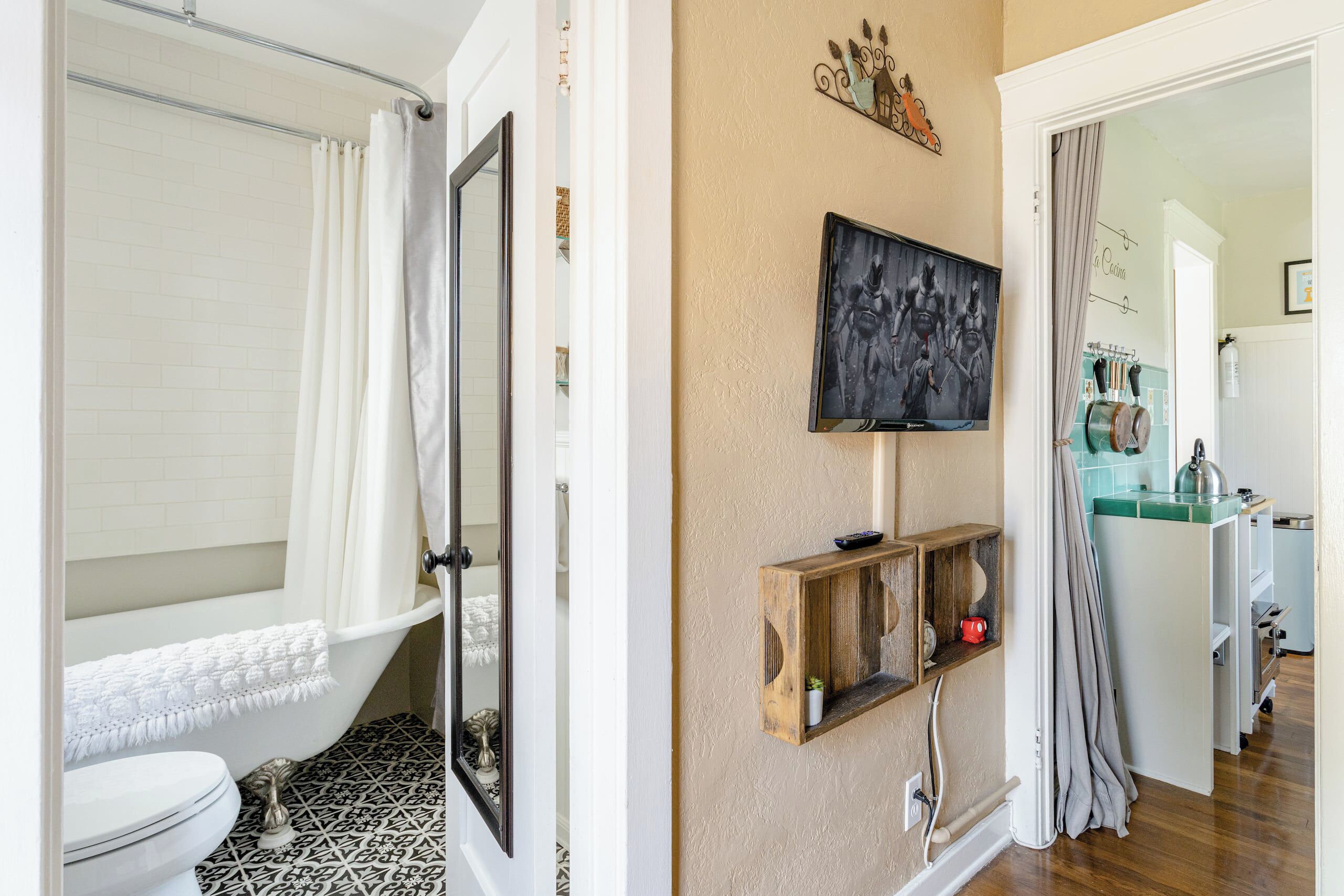 Une salle de bain avec une baignoire, des toilettes et un rideau de douche.