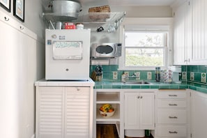 Frigorífico, microondas, horno y placa de cocina