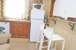 Réfrigérateur, micro-ondes, plaque de cuisson, cafetiÚre/bouilloire