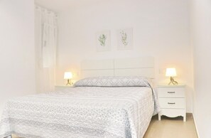 1 slaapkamer, een strijkplank/strijkijzer, beddengoed