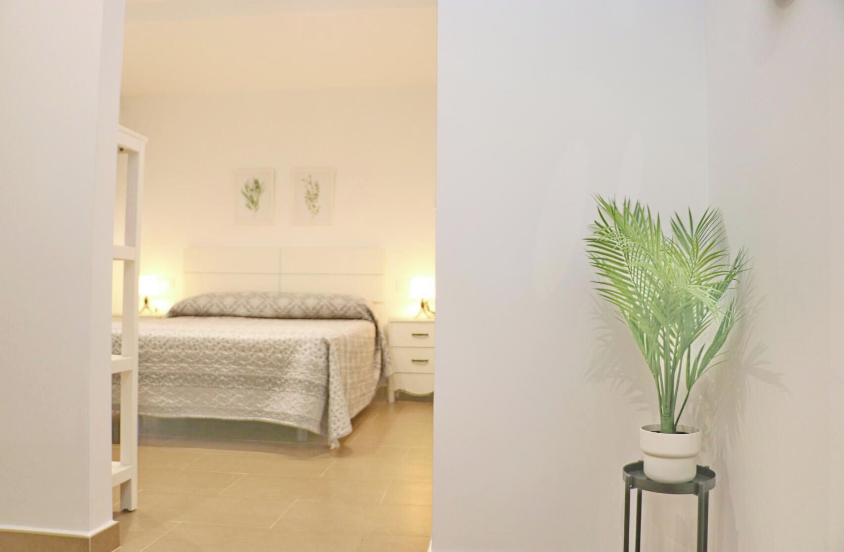 1 dormitorio, tabla de planchar con plancha, ropa de cama