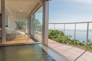 Separate tub and shower, deep soaking tub, free toiletries, hair dryer - Hotel Futari Komorebi (Ito)