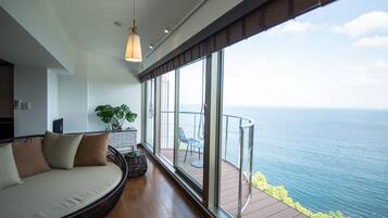 Caja fuerte, cortinas opacas, sistema de insonorización