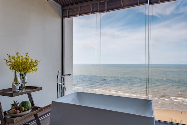 Family Suite | Bathroom | Free toiletries, hair dryer, slippers, bidet