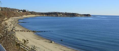 Beach nearby, sun-loungers, beach towels
