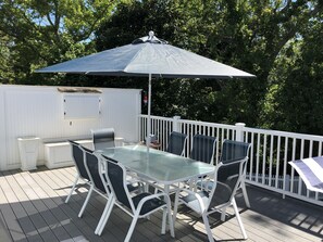 Outdoor dining - Renovated beach house w/ fenced in yard, AC, waterviews  & beach across street! (Plymouth)