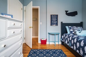 4 bedrooms, desk, iron/ironing board, travel cot - Renovated beach house w/ fenced in yard, AC, waterviews  & beach across street! (Plymouth)