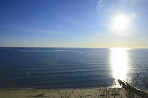 Beach nearby, sun-loungers, beach towels - Renovated beach house w/ fenced in yard, AC, waterviews  & beach across street! (Plymouth)
