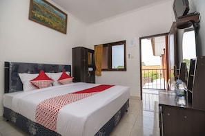 Desk, free WiFi, bed sheets - Super OYO 636 Apartmen Kak Okoh (Munggu)