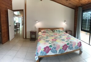 4 bedrooms, iron/ironing board, WiFi, bed sheets