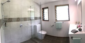 Dusche, Haartrockner, Bidet, Handtücher
