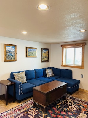 Smart TV - Gowdy Suite 1, King Bed, Hot Tub, Screened  Porch,  Free wifi.   (Lake City)