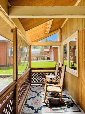 Terrace/patio - Gowdy Suite 1, King Bed, Hot Tub, Screened  Porch,  Free wifi.   (Lake City)