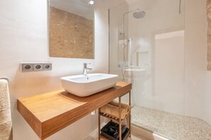 Shower, free toiletries, hair dryer, towels - Air-Conditioned Town House with Pool, Wi-Fi, Balcony and Rooftop Terrace (Santanyi)