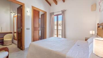 4 bedrooms, iron/ironing board, free WiFi, bed sheets