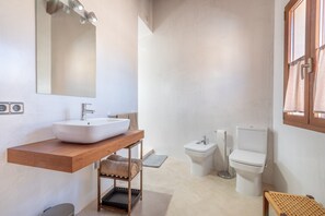 Suihku, ilmaiset hygieniatuotteet, hiustenkuivaaja, pyyhkeet