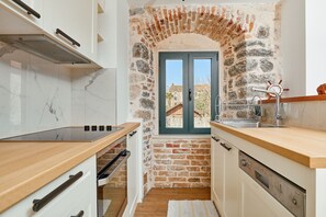 Fridge, oven, stovetop, dishwasher