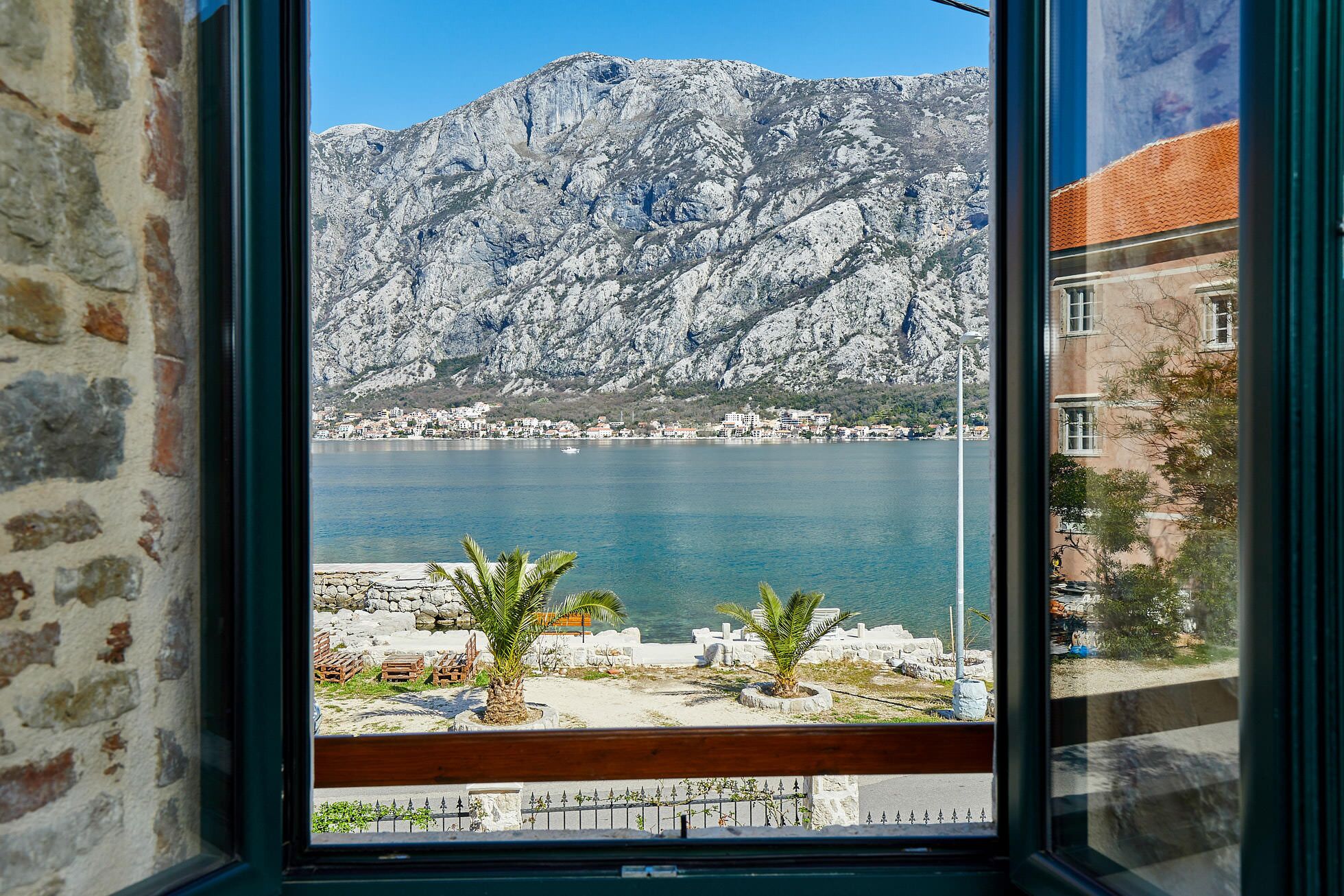 المنشأة من الداخل