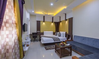 Ropa de cama hipoalergénica y caja de seguridad en la habitación 