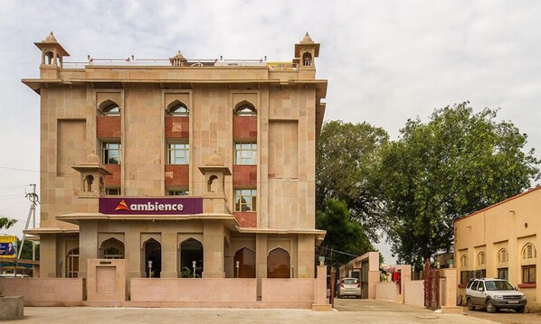 Vista frontal de la propiedad