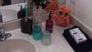Unclassified image, 2 of 25, button - Charming room in Orlando (Ocoee)