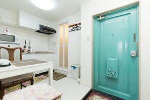 Fridge, microwave, oven, cookware/dishes/utensils - Shinjyuku Okubo STA Just 3min (Shinjuku-ku)