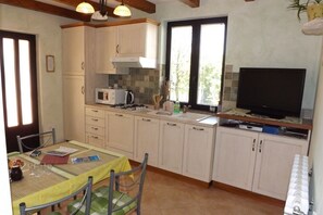 Fridge, microwave, coffee/tea maker, electric kettle - Apartment in Umag with WIFI, Washing machine (853-1) (Umag)