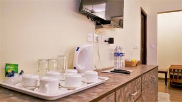 غرفة عائلية - لغير المدخنين - بمنظر للمسبح | تناول الطعام داخل الغرفة