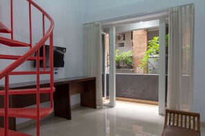 Deluxe Suite, 1 Double Bed | Living area