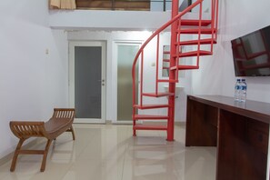 Deluxe Suite, 1 Double Bed | Living area