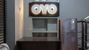 Un refrigerador de la marca OYO, moderno y ubicado en un entorno comercial.