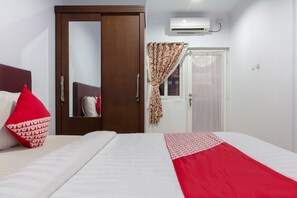 Desk, free WiFi, bed sheets - OYO 645 Griya Mas Syariah (Curug)