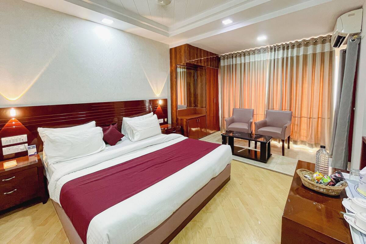 ห้องรอยัล | โต๊ะทำงาน, ห้องเก็บเสียง