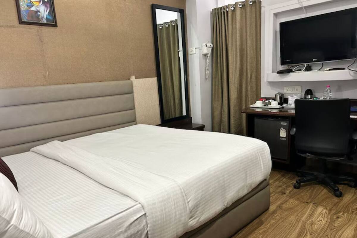 ห้องสแตนดาร์ด, เตียงใหญ่ 1 เตียง | โต๊ะทำงาน, ห้องเก็บเสียง