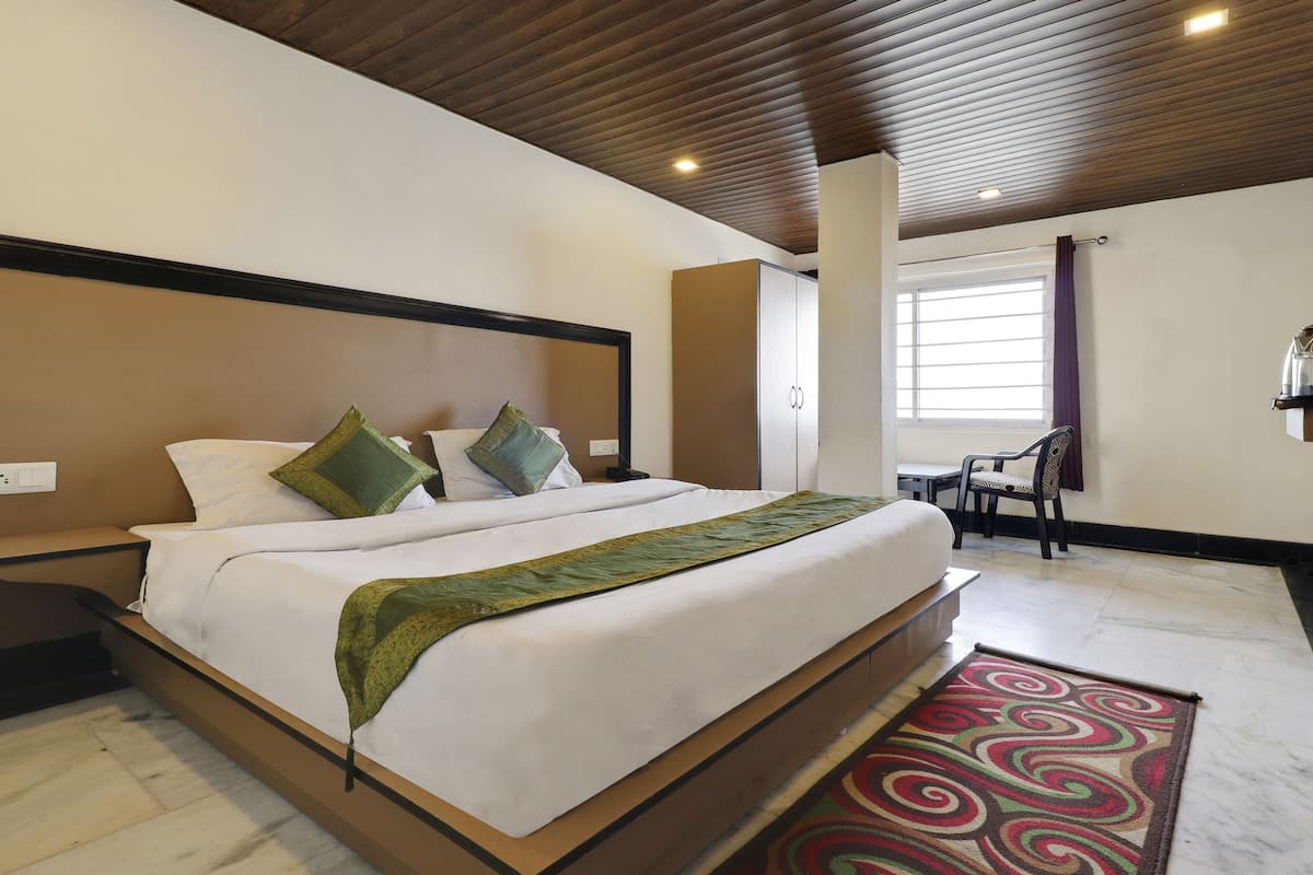 Deluxe Double Room, 1 King Bed | Soundproofing, rollaway beds, free WiFi, bed sheets