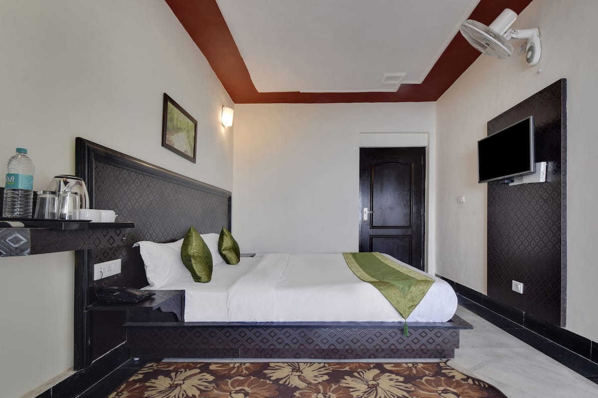 Economy Double Room, 1 King Bed | Soundproofing, rollaway beds, free WiFi, bed sheets