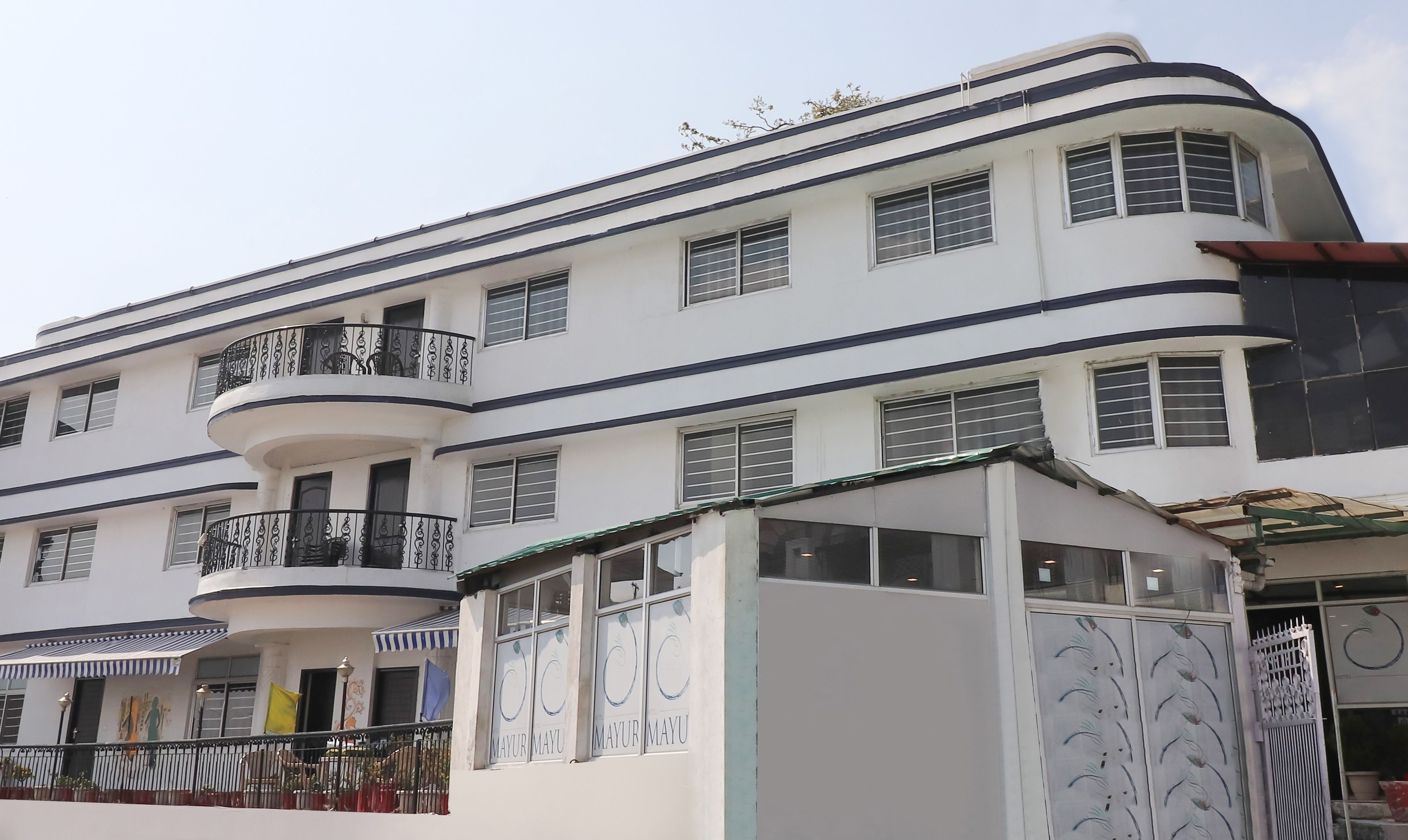 Un edificio de varios pisos con balcones, amplias ventanas y un diseño arquitectónico distintivo.