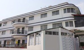 Un edificio de varios pisos con balcones, amplias ventanas y un diseño arquitectónico distintivo.