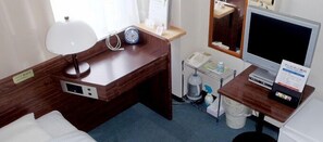 Skrivebord, wi-fi (inkludert) og sengetøy