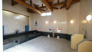 Zona de spa con hidromasaje, una piscina pequeña y cabinas de ducha.