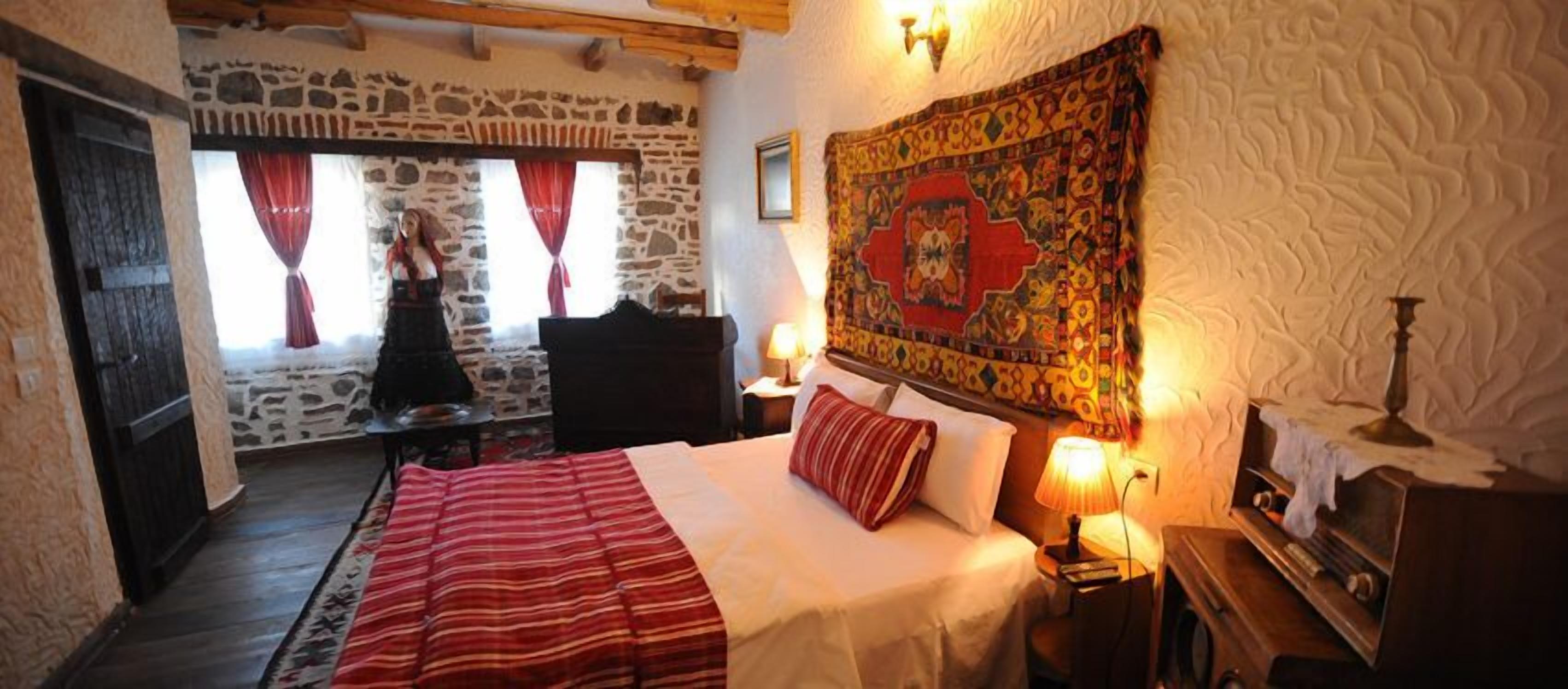 classic double room | in-room safe, individually decorated, desk, soundproofing