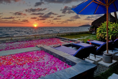 SPLENDID "VILLA SAKINA" direkt am Strand mit Whirlpool 